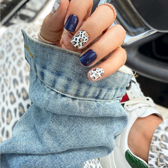 Red Aspen Awfully Purr-ty Press-On Nails - Leopard Print with Gold Glitter - Picture 7 of 15